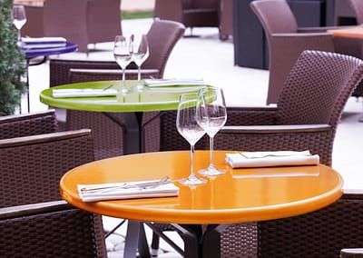 luxurious-tables-for-fashionable-restaurant-pyrolave